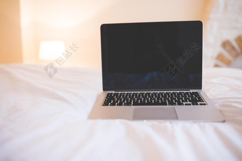 科技床上放着电脑背景图片