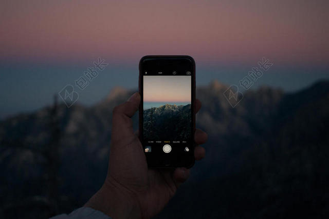 黑色科技摄影户外苹果手机拍照夕阳宣传图片