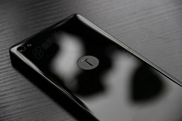 黑白互联网商业生活智能手机设备在办公桌背景图片