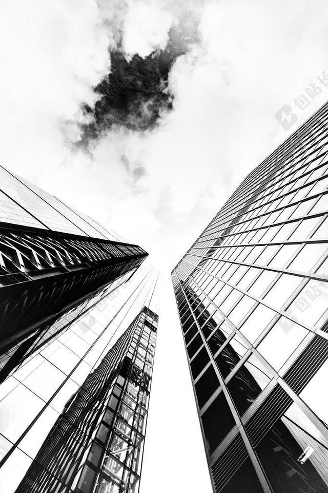 黑白建筑纹理高楼间的天空背景图片