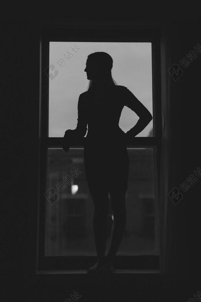 黑色艺术唯美女性背影人像摄影技巧背景图片