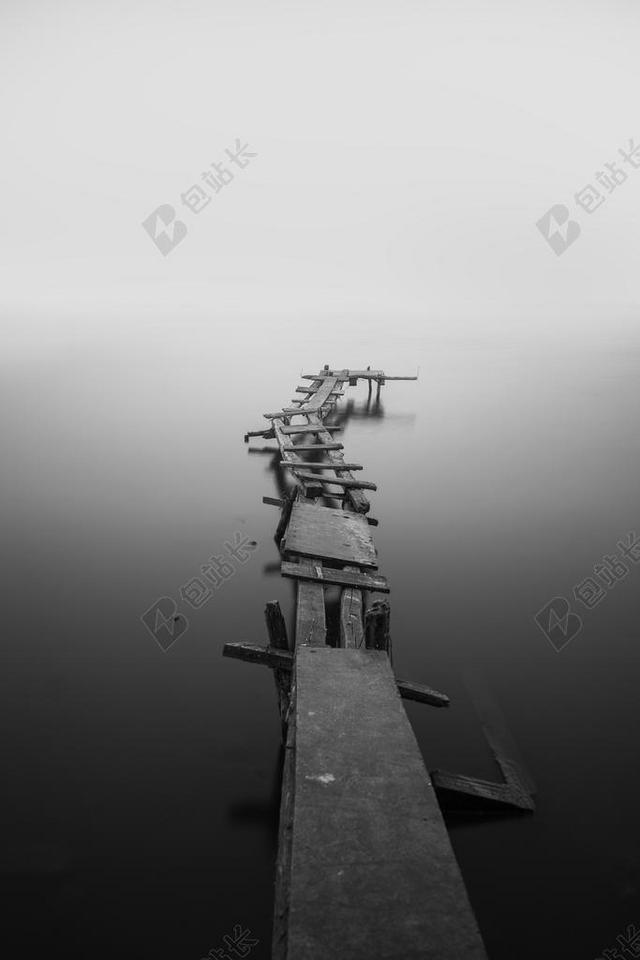 黑色建筑浪漫木头建造河上桥梁水面背景图片