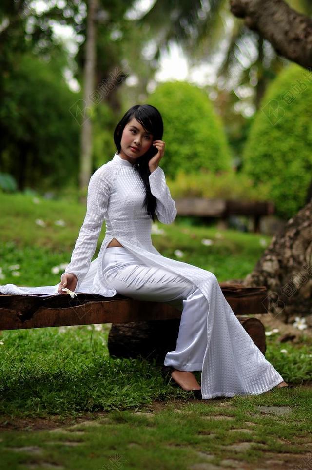 广告时尚公园里坐在凳子上穿汉服的少女模特背景图片