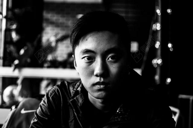 黑色思考男青年凝视背景图片