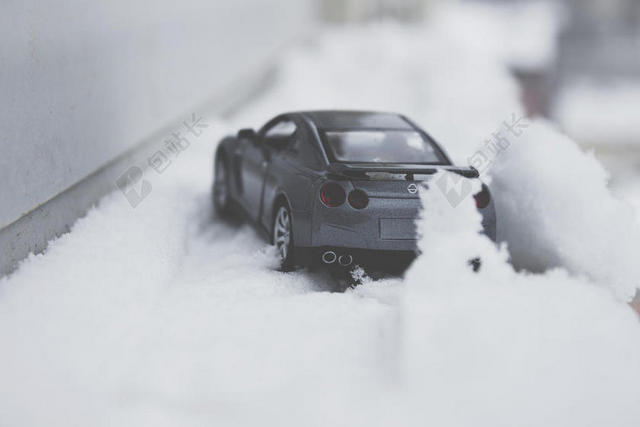 黑白广告朦胧车子在雪地行驶宣传背景图片