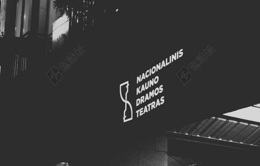 黑白建筑物在户外照亮剧院背景图片