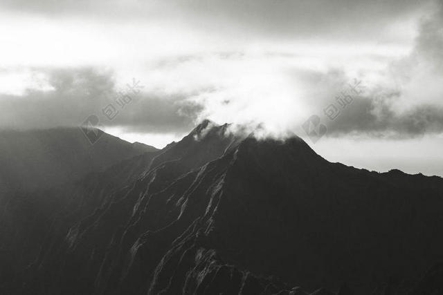 黑色雾都自然风景火山岩石地貌背景图片