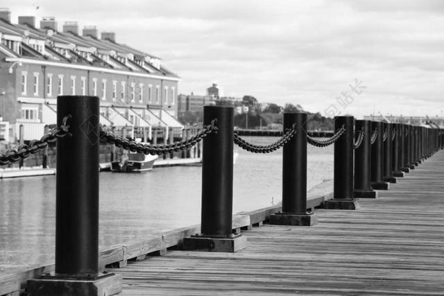 黑白建筑唯美现代化城市建造河面桥梁背景图片
