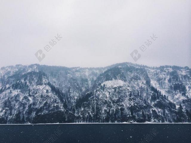 蓝色旅行唯美城市郊区户外风光山川大河背景图片
