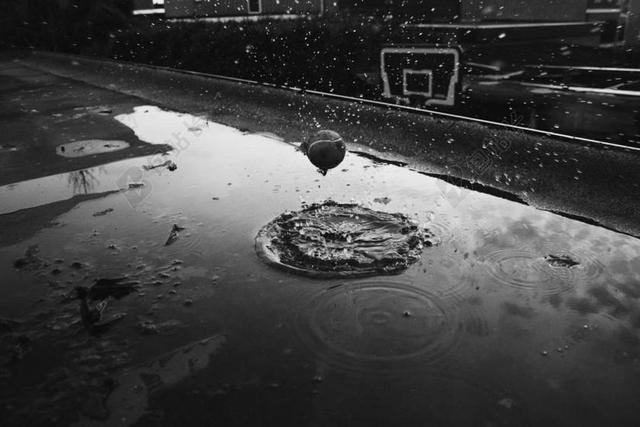 黑色下雨篮球球场街道泼洒背景图片