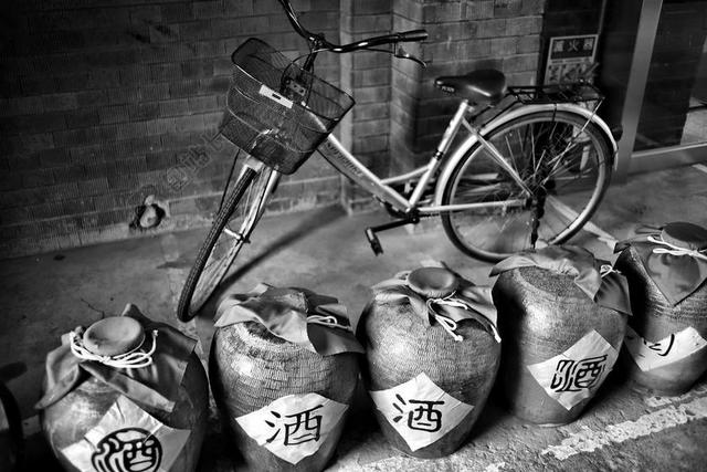 黑白建筑怀旧自行车后座酒坛背景图片
