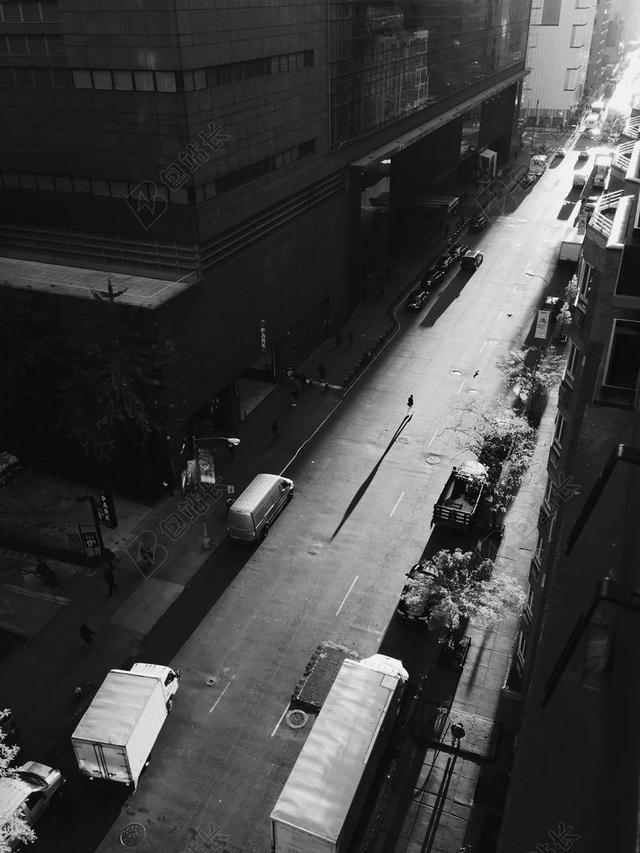 简约城市街头停靠的汽车背景图片