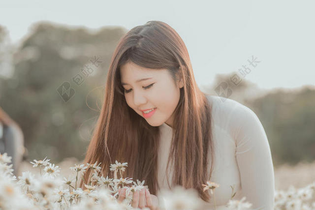 白色人群清新女孩蹲在花草间摄影女孩花草自然背景图片