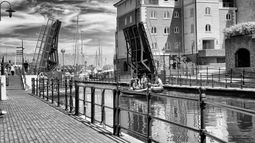 黑白复古城市建筑惬意背景图片