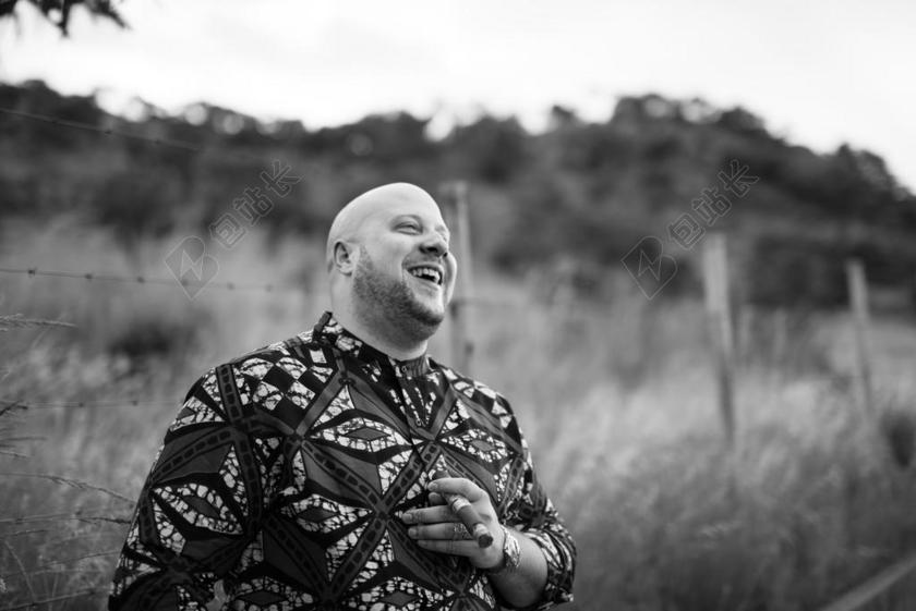 黑白人物美国光头微笑背景图片