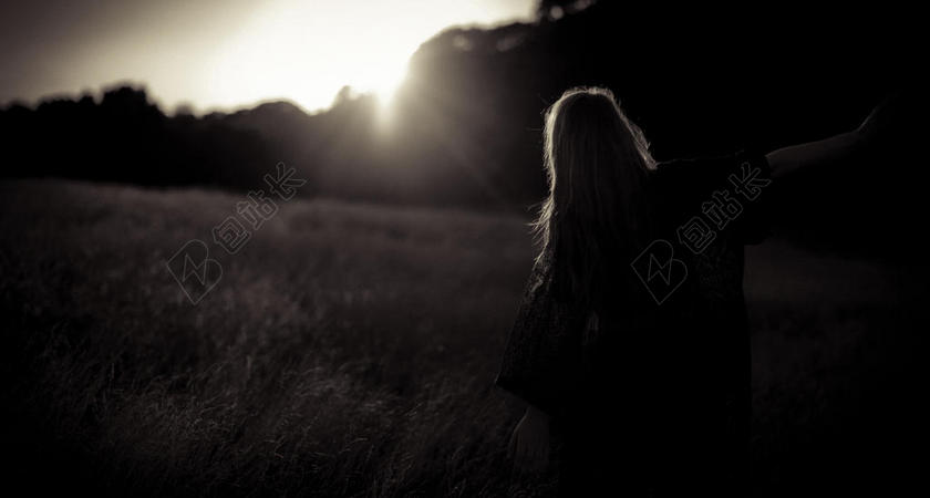 旅游自然户外夕阳下的女子背景图片