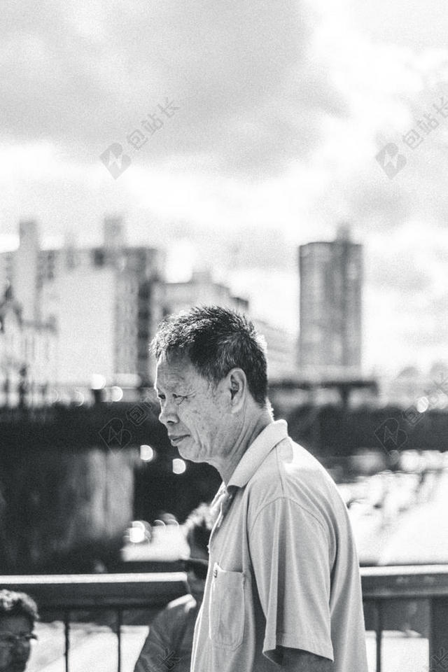 摄影复古老人黑白照片背景图片