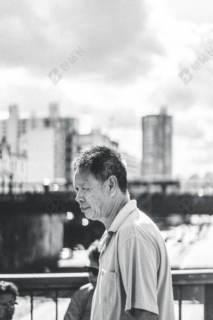 摄影复古老人黑白照片背景图片