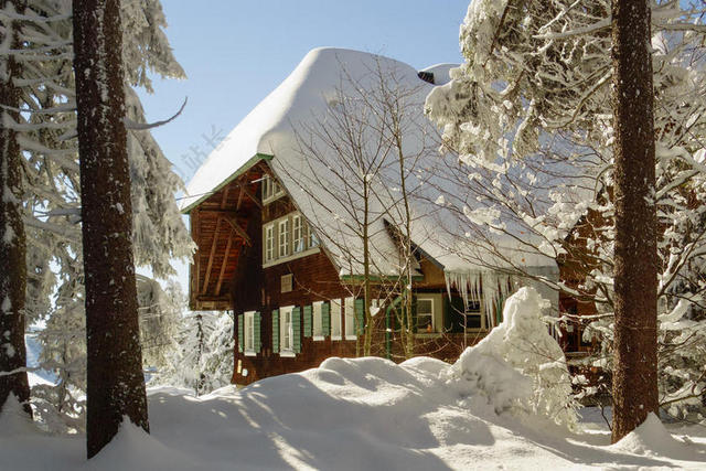 白色美景清新被雪覆盖的森林小屋背景图片
