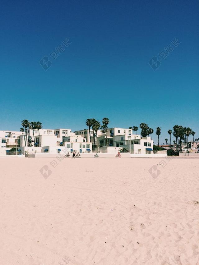 旅游自然沙滩上的建筑度假区背景图片