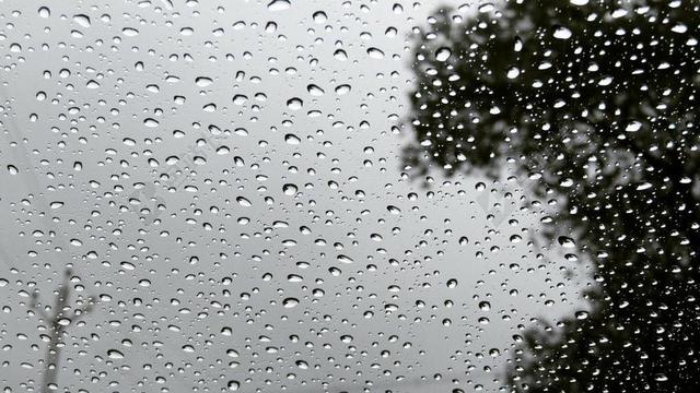 雨滴打在窗户上背景图片