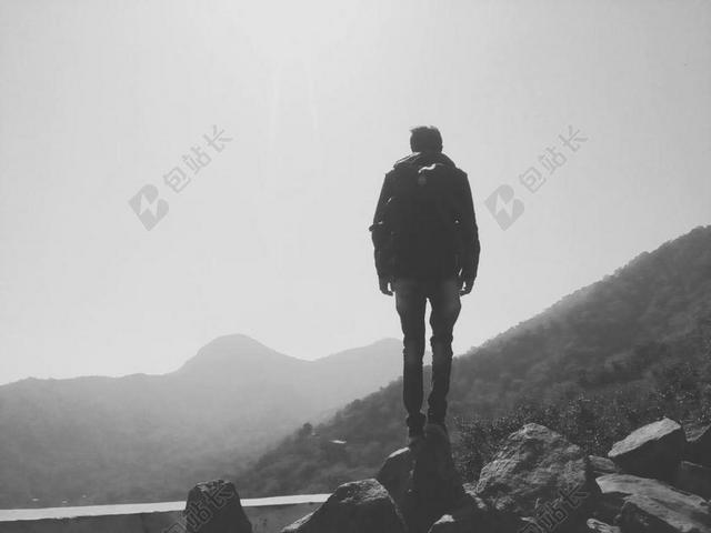 旅游清新户外的男子黑白照片背景图片