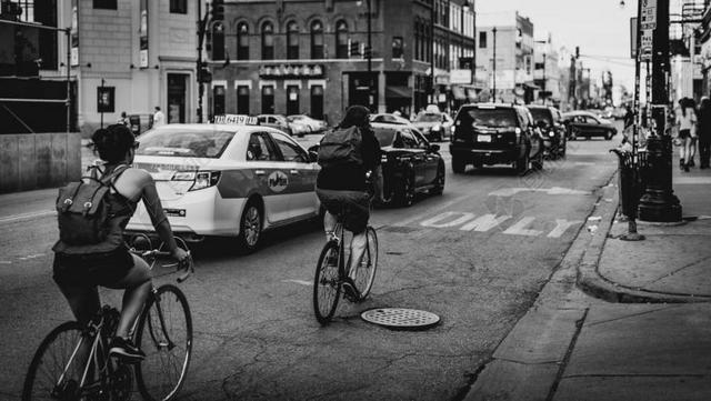 黑色城市交通汽车自行车背景图片