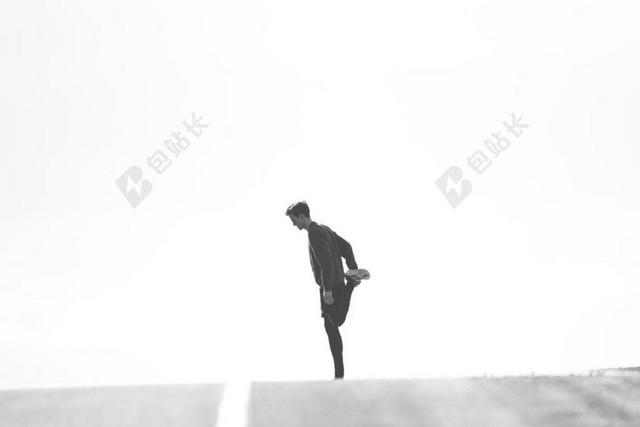 黑白运动健身男人灰色慢跑道路背景图片
