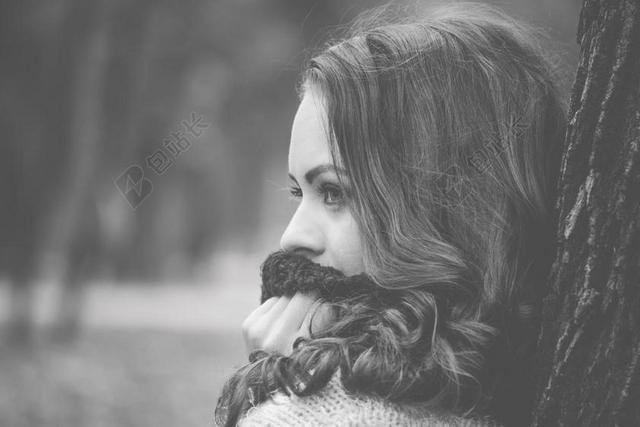 黑白时尚少女唯美写真背景图片