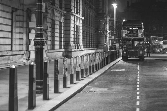 灰黑建筑整洁街头街道景色城市夜景背景图片