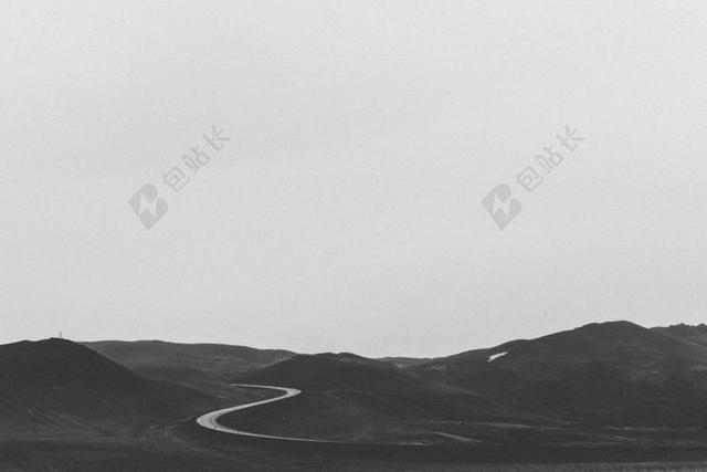 灰黑自然压抑群山之间的公路自然交通背景图片