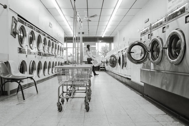 灰白智能化现代自助洗衣店背景图片