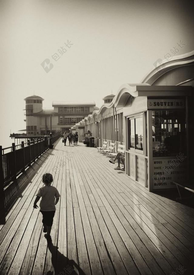 运动户外奔跑的小孩黑白照片背景图片