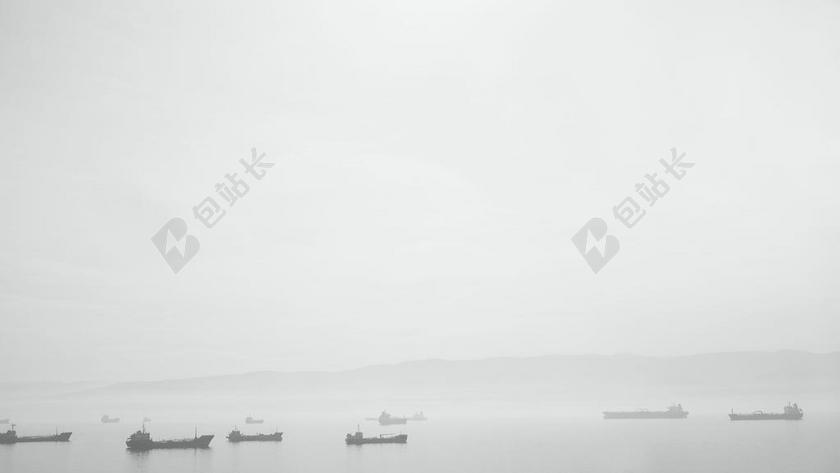 白色海边船只停靠旅游休闲背景图片