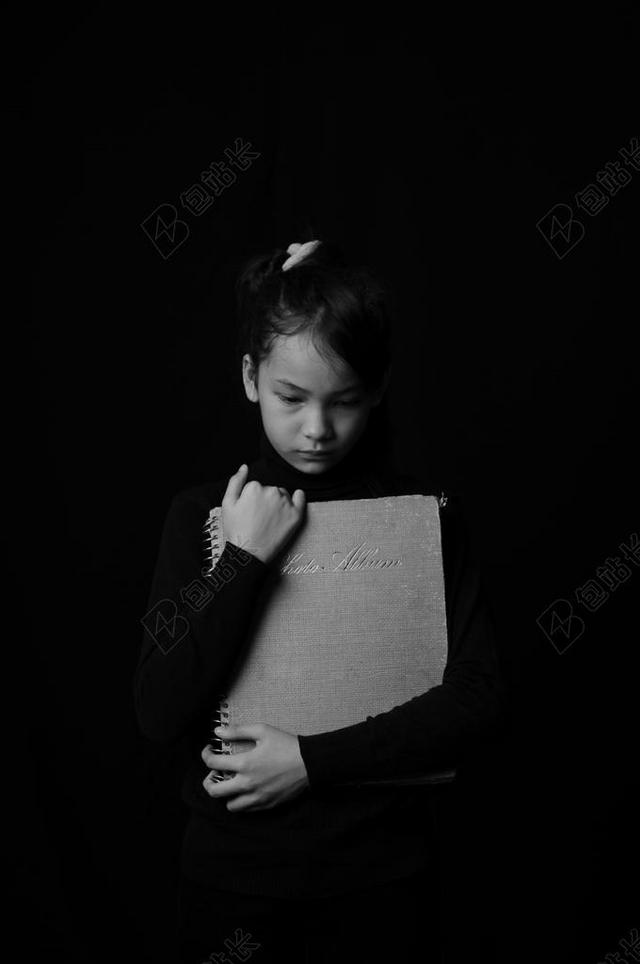 灰黑人群安静悲伤女孩抱着笔记本低头沉思女孩摄影伤感背景图片