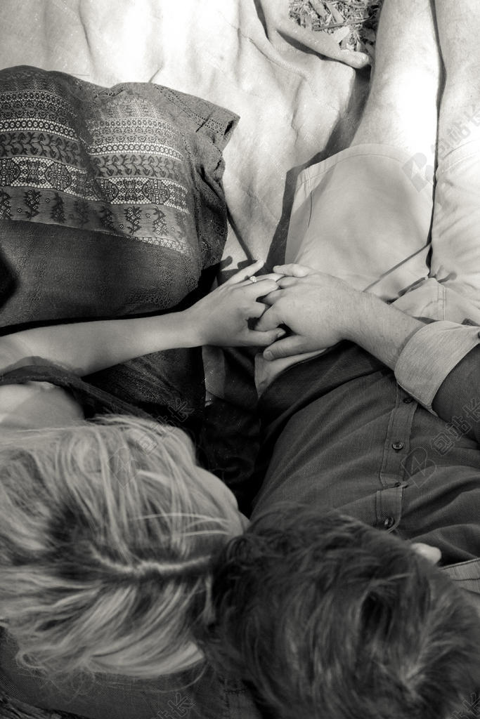 黑白男女相拥睡觉浪漫背景图片