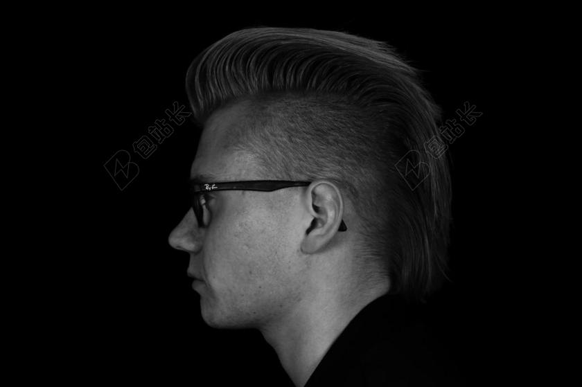 广告时尚男子侧脸模特黑白照片背景图片