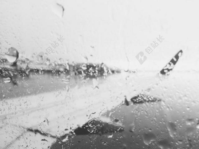 航天航空下雨的机场黑白照片背景图片