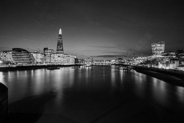黑色建筑城市夜晚市中心摩天大楼大海反射日落背景图片