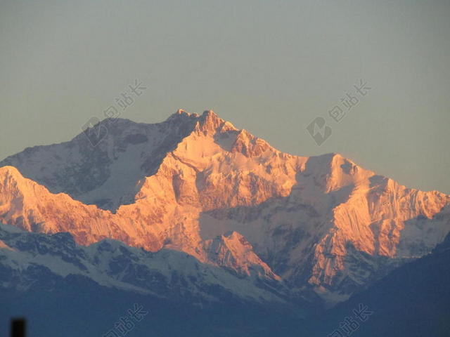唯美夕阳照影的雪山背景图片
