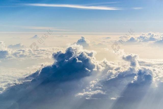 天空蓝色的云层背景图片