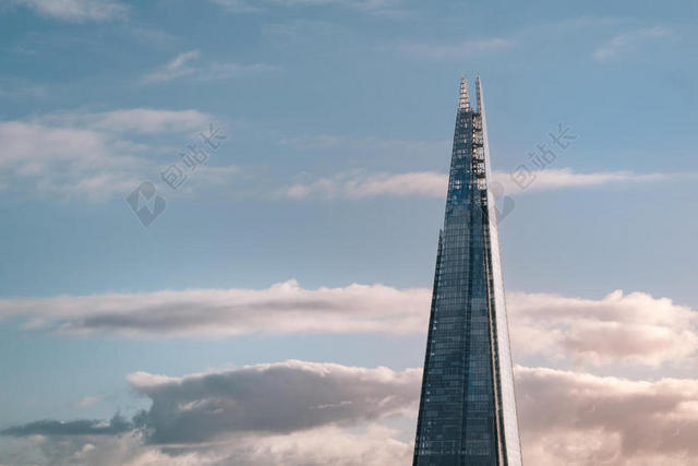 天蓝色建筑天空摩天大楼夏日天际线背景图片