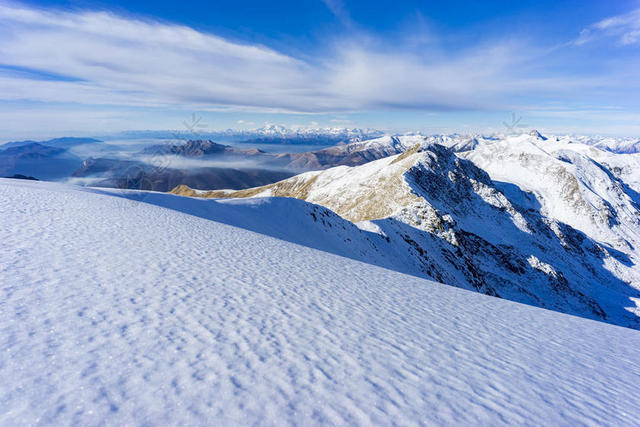 蓝白旅游度假雪地冬天寒冷山脉背景图片