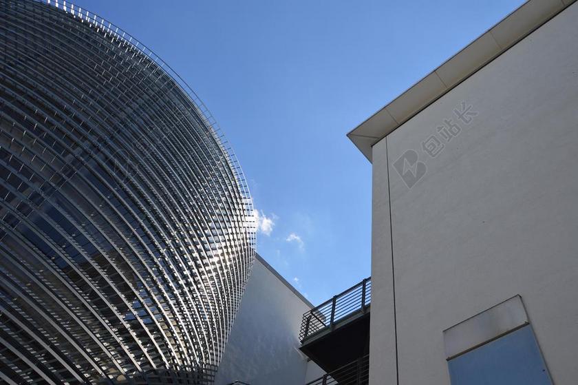 蓝色建筑商务现代多层办公大楼外景背景图片