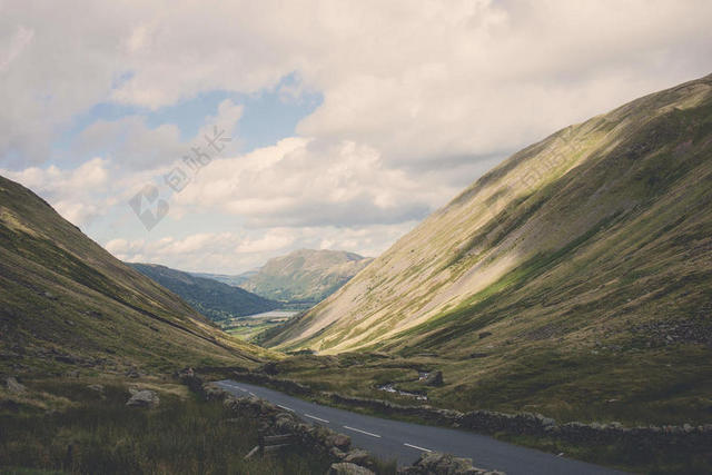 沥青云草高地道路风景天空背景图片
