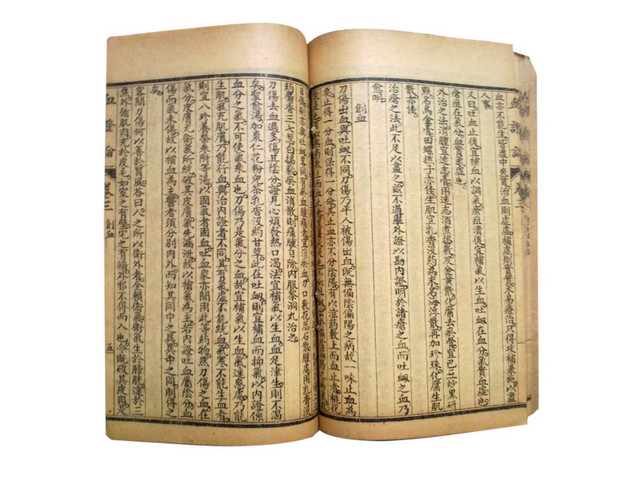 摊开竖版古书