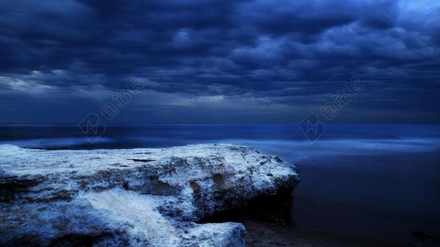 蓝色海边岩石蓝天海边海景背景图片