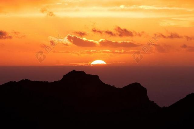 黄色自然纹理夕阳下的天际线背景图片