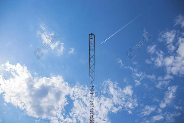 蓝色天空云彩金属钢架背景图片
