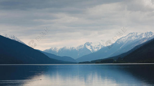 自然清新湖泊倒影景色背景图片